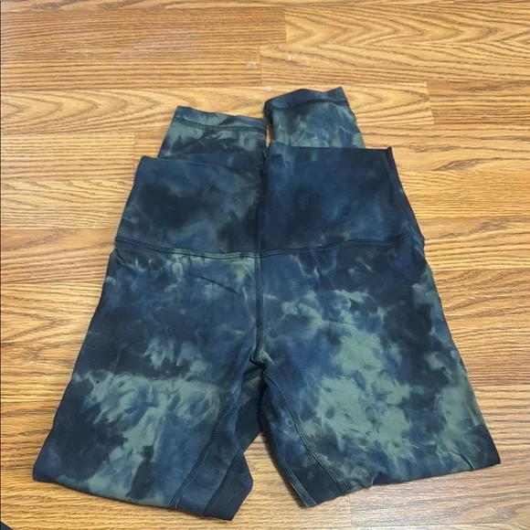 Lululemon Black and Green Leggings - Picture 2 of 4